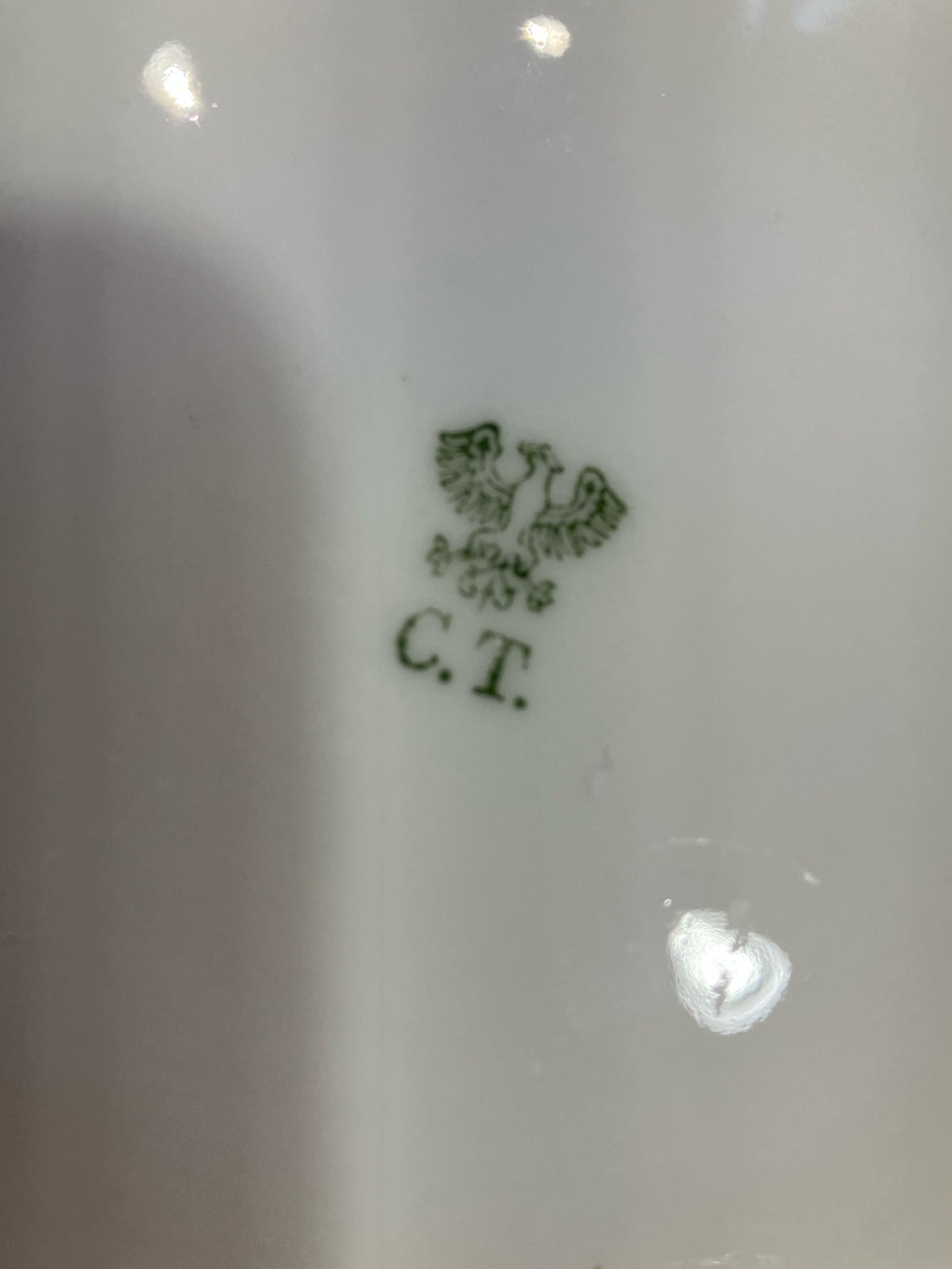 Hvidt fad med guldkanter